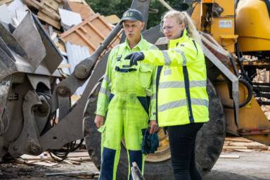 To medarbejdere på en af AFLD's modtagestationer