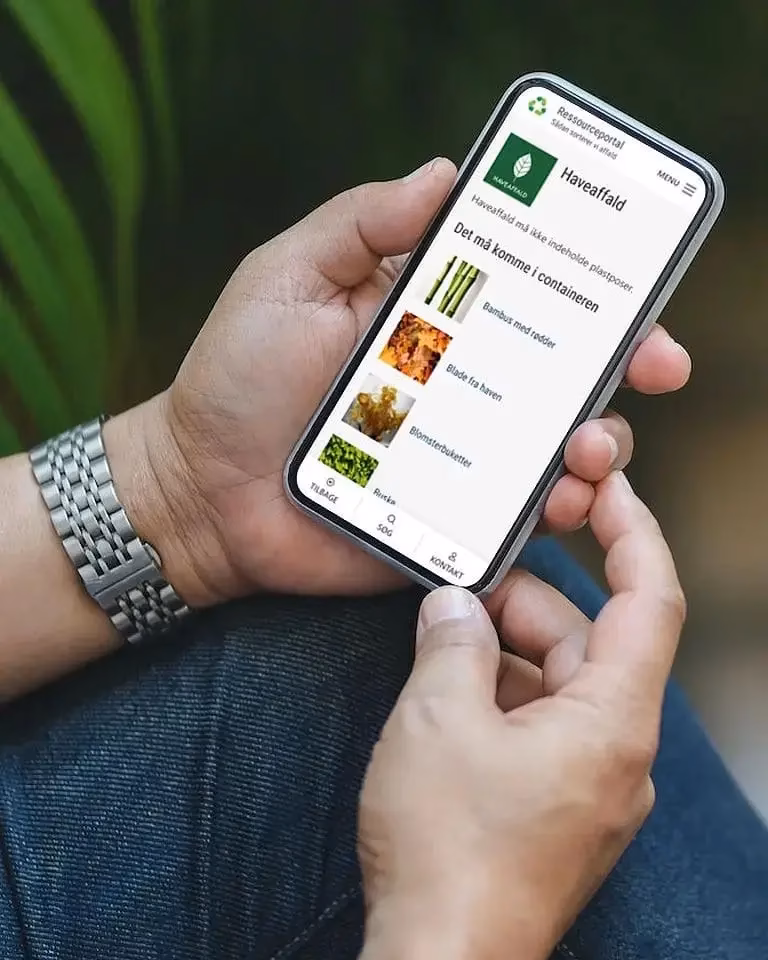 Ressourceportalen på en mobiltelefon viser kategorien "Haveaffald" og eksempler på hvad der må komme i containeren.